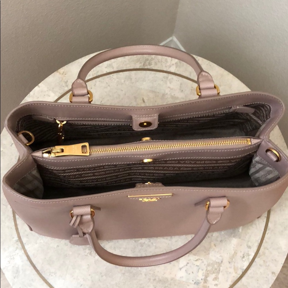 ❌SOLD❌ Prada saffiano lux tote - Picture 5 of 8